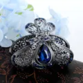 Vue détail de la pince à cheveux en métal vintage avec des strass de cristal bleu. - Forme de Goutte d'Eau (HC00220) / Bleu