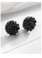 Schwarze Kristall Perlen Kugel Ohrringe Detailansicht mit feinem Golddraht design. - Schwarz