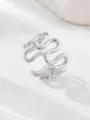 Primo piano dettagliato dell'anello aperto argentato minimalista con design a onda chic. - Argento