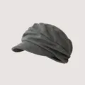 Primo piano del cappello gavroche grigio plissé, con morbida trama lavorata a maglia fine. - M（56-58cm） / Grigio chiaro