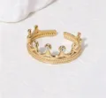 Dettaglio dell'anello a corona dorata, anello aperto regolabile in acciaio con cristalli. - Stile Corona (40181) / Oro