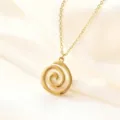 Collana con ciondolo a spirale vortex oro minimalista dettaglio, gioielli eleganti. - Collana / Oro