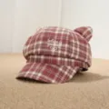 Gorra de cuadros para mujer con orejas de gato bonitas y bordado elegante para el invierno. - M (56-58cm) / Rojo