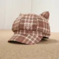 Vista detallada de gorra octogonal de cuadros con orejas de gato bordadas, estilo invernal - M (56-58cm) / Caqui