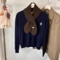 Vue detaillee d'un cardigan bleu marine elegant associe a une echarpe en tricot. - Style Croisé / Café
