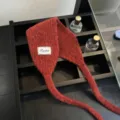 Roter gestrickter flauschiger Ohrenwärmer Schal Detailansicht, warmer kuscheliger Winter Accessoire. - Einheitsgröße / Rot