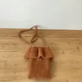 Herbst winter vintage gestrickte umhaengetasche fuer handy mit ruschen design braun. - Karamellbraun