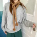 Damen gestrickter langer schmaler Schal mit Pompons lässiger eleganter Winterhalsschal braun - Ballanhänger Baguette Schal / Khaki