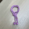 Lila Strickschal für Damen, langes schmales Design mit süßen Pompons. Gemütliches Accessoire. - Rosa