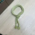Grüner gestrickter schmaler Schal mit Pompons süßer langer Baguette Halstuch Winter Accessoire - Obstgrün