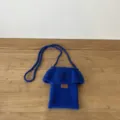 Blaue Strick Umhängetasche für Handys mit Rüschen, stylisches Winter Zubehör Modell. - Blau