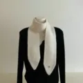 Weißer Wollschal mit spitzem Ende Variante, kuscheliger warmer Winter Halsschutz Accessoire. - Herz-Spitz-Langschal / Gebrochenes Weiß