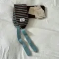 Gemütlicher gestreifter Strick Ohrenwärmer Schal mit langen Bändern, blau braunes Winteraccessoire. - Einheitsgröße / Blau