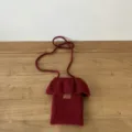 Weinrote Strick Umhängetasche mit Rüschen, retro Handytasche für Damen und modebewusste Mädchen. - Burgunderrot
