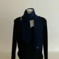 Dunkelblaue Wollspitzschal für Damen, gemütlicher Winter-Halswärmer und stylisches Accessoire. - Herz-Spitz-Langschal / Marineblau