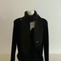 Dunkelbrauner Wollspitzschal für Damen, warmer Winter-Strick-Halswärmer mit süßem Herzanhänger. - Herz-Spitz-Langschal / Kaffeebraun