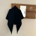 Schwarzes Strick-Dreiecktuch für Damen, stilvoller, warmer und eleganter Winter-Umhang. - Schwarz