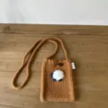 Καφέ πλεκτό τσαντάκι χιαστί από μαλλί, casual τσάντα τηλεφώνου με χνουδωτό πομπόν και ξύλινο κουμπί. - 15x19cm / Καμηλό
