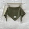 Grüne Wolle Dreieckstuch für Damen, warmer Winter Strickkopftuch mit Bogenkante. - Grün