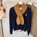 Vue détaillée de l'écharpe en tricot de laine et du cardigan bleu marine d'automne. - Style Croisé / Couleur caramel
