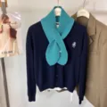 Vue détaillée du cardigan en tricot bleu foncé avec écharpe bleue et broderie. - Style Croisé / Bleu Agate