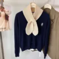 Vue détaillée du cardigan élégant en mélange de laine et de l'écharpe croisée, tricot chic. - Style Croisé / Beige