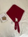 Bufanda triangular de lana roja con tiras largas y detalle metálico, chal cálido de invierno. - Burdeos