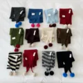 Sciarpa triangolare con pon pon in lana donna autunno inverno calda nappina bavaglino - Caffè Macchiettato