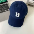 Nahaufnahme der dunkelblauen Baseballkappe mit sauberer weißer Stickerei des Buchstabens B. - M (56-58cm) / Marineblau