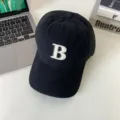 Schwarze Baseballcap mit weißem B-Stickerei, klassisches Design, modischer Freizeithut. - M (56-58cm) / Schwarz