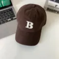Detailansicht einer stilvollen dunkelbraunen Baseballkappe mit weißer B-Stickerei. - M (56-58cm) / Kaffeebraun