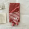 Vue détaillée de l'écharpe en tricot à rayures avec de charmants pompons mignons pour l'hiver. - Patchwork Rayures à Pois (Pompon Pointu) / Rose