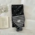 Écharpe en tricot confortable avec de jolis pompons, élégantes rayures bicolores, accessoire d'hiver. - Patchwork Rayures à Pois (Pompon Pointu) / Gris