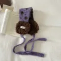 Gezellige pluche gebreide oorklapper sjaal combinatie met vlekkerig patroon en linten. - Eén maat / Paars