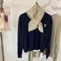 Damen marineblaue Strickjacke und beiger Lochstrick Kreuzschal Set Herbst Winter. - Milchtee-Farbe