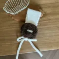 Detailansicht der kuscheligen Winter Ohrenschützer, flauschiger Plüsch Ohrwärmer mit Bändern. - Einheitsgröße / Beige