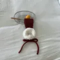 Nahaufnahme von flauschigen Plüsch-Ohrwärmern im Winter mit weicher Textur und süßer Schleife. - Einheitsgröße / Burgunderrot