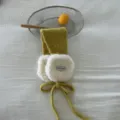 Detailansicht winterwarmer Strick-Ohrwärmer mit flauschigem Vlies und niedlichem Schleifendesign. - Einheitsgröße / Gelb