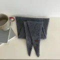 Dunkelgraues Strick-Dreiecktuch für Damen, kuscheliger Winterschal als modisches Accessoire. - 29X125cm / Grau