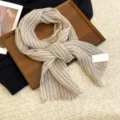 Minimalistischer gestreifter 100% Leinen Retro Fransen Schal fuer Herbst und Winter Mode. - Khaki Grau Feine Streifen