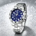 Elegante Herren Stahlarmband Quarzuhr mit blauem Digitalzifferblatt und Lünettendetail. - Silber-Blau