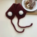 Rote gestrickte Winter Ohrenschützer mit weißen Bommeln und Bändern, kuschelig warmer Ohrenwärmer. - Einheitsgröße / Burgunderrot