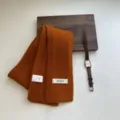 Gemütlicher rostbrauner Wollstrickschal für Damen, elegantes winterliches Modeaccessoire. - Orange