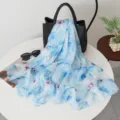 Damen dünner floraler gedruckter Seidenschal für Strand Sonnenschutz und tägliche Mode. - Blau Blumen Bedruckt