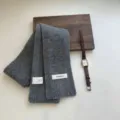 Grauer reinwollener Strickschal für Damen, gemütlicher Winterschal, warmer Halswärmer, eleganter Stil. - Hellgrau