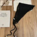 Foulard triangulaire en tricot ajouré noir, élégant bandana tendance avec liens et perles. - Noir