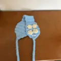 Hellblaue Strick-Ohrwärmer mit beigen Blumen für den Winter warme Mode süß und bequem - Einheitsgröße / Blau