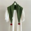 Dettaglio sciarpa triangolare in maglia verde con pon pon rossi lana inverno moda caldo - Verde