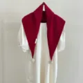 Accogliente sciarpa triangolare in lana rossa con pon pon, elegante mantella scialle invernale. - Rosso