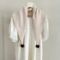 Sciarpa triangolare chic in 100% lana con pon pon carini per autunno e inverno accogliente. - Beige
